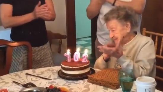 انظر ماذا حدث في عيد ميلادها ال 102