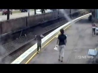 امرأة تنقذ فتاة في استراليا من الموت!