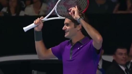 شاهد لاعب التنس Roger Federer وهو يتلاعب بالجمهور كالمايسترو